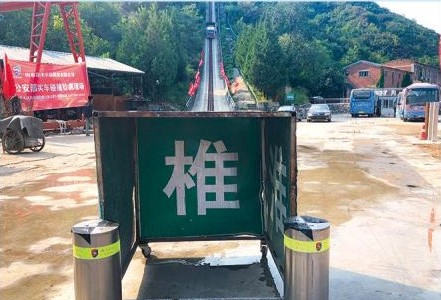 升降柱 vs 路障机：出入口安防设备选型对比